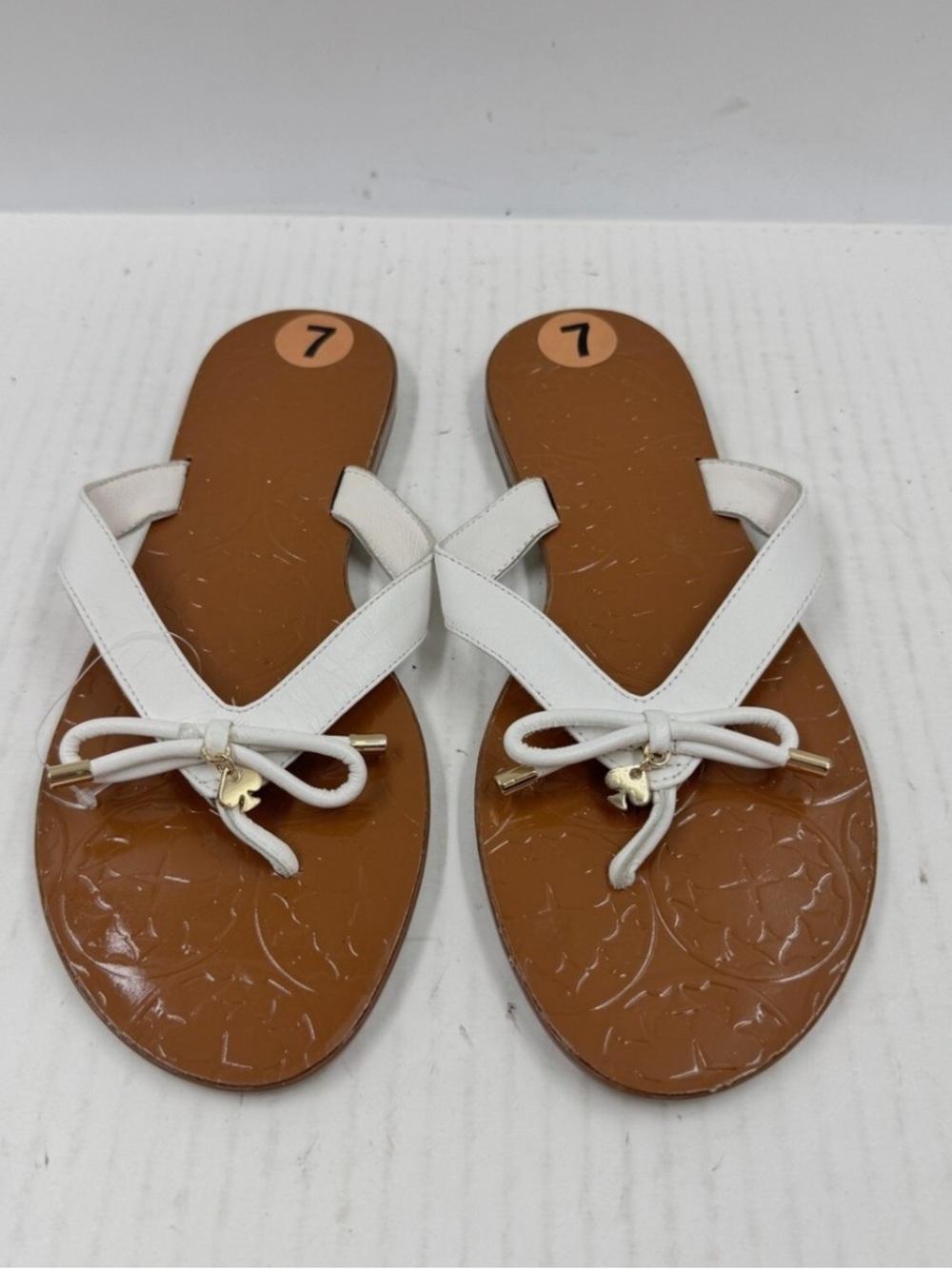 Kate Spade  White leather flip flop sandals Sz 8-1/2M